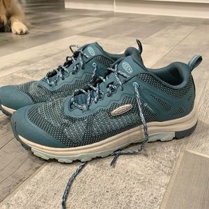 Women’s keen hiking shoes size 9